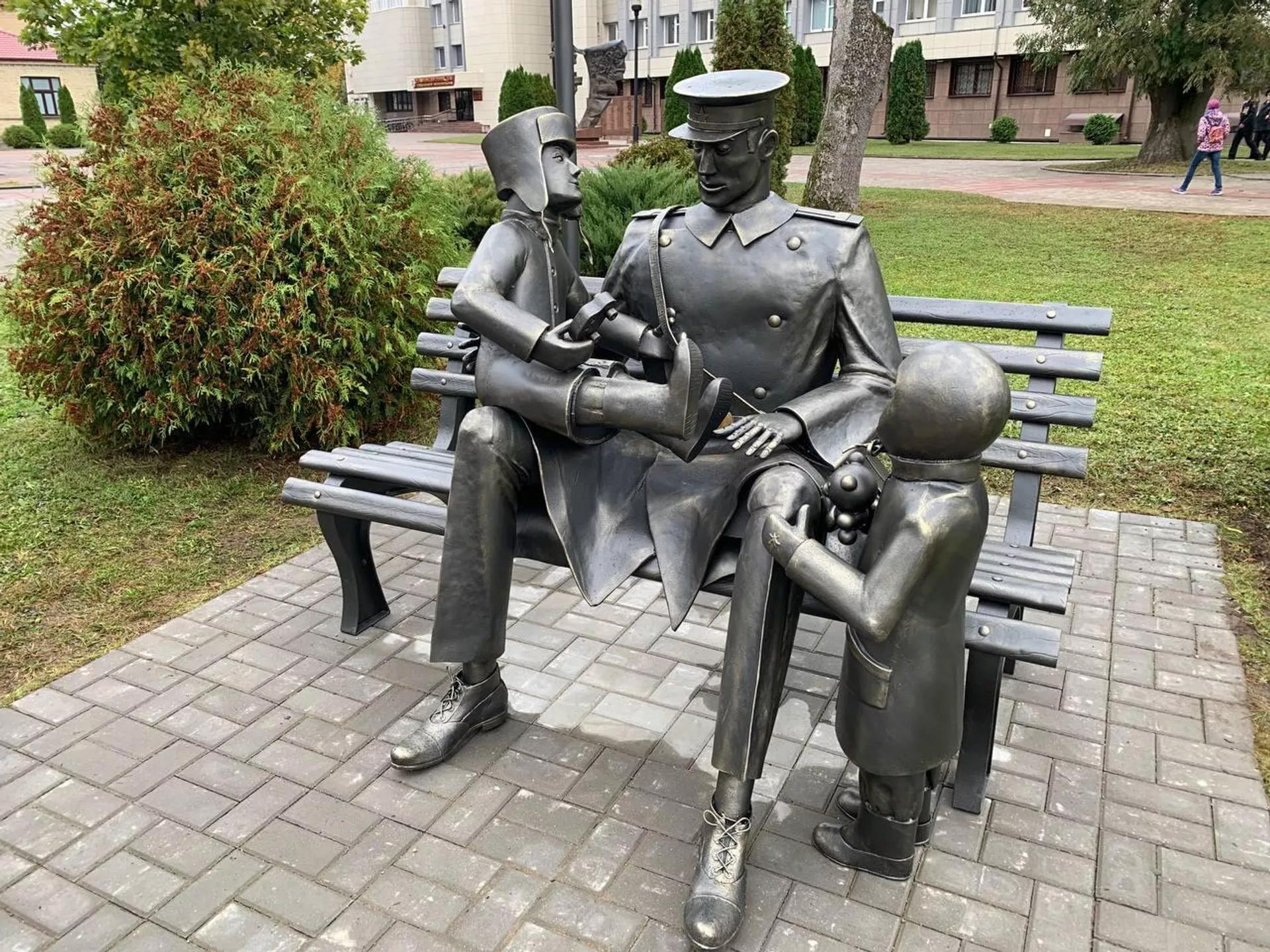 Монументально-декоративная скульптура «Дядя Степа — милиционер»